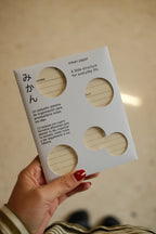 Mikan Everyday Card Set sostenido en mano